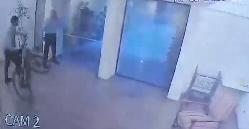 Teletrece - Conserje fue golpeado al intentar impedir robo en edificio de Vitacura