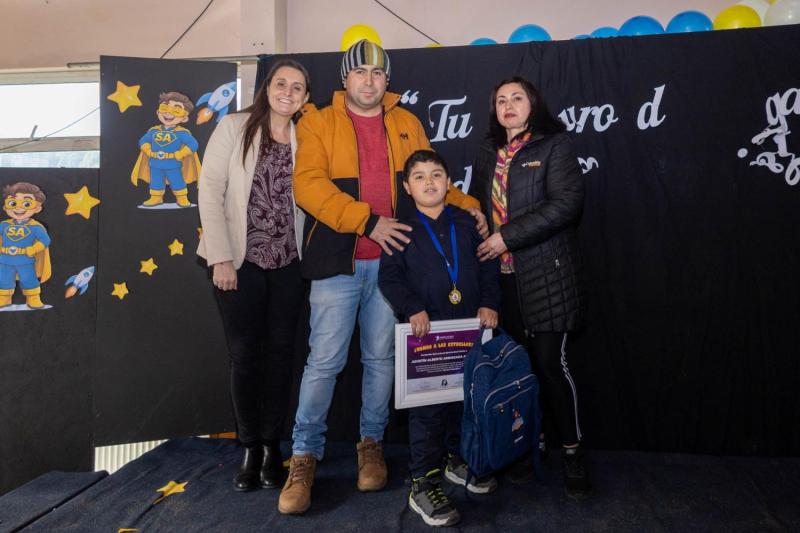 De Contulmo para el mundo: Niño de 3 años viajará a la NASA por su asistencia perfecta al jardín