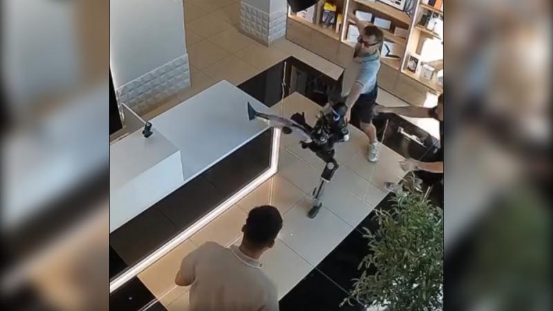 Teletrece - Robot se vuelve viral