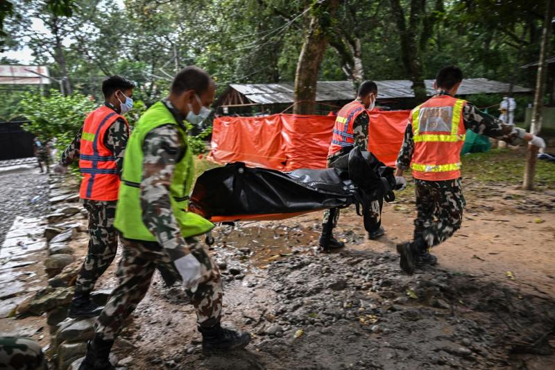 AFP - Trabajadores atrapados en Nepal