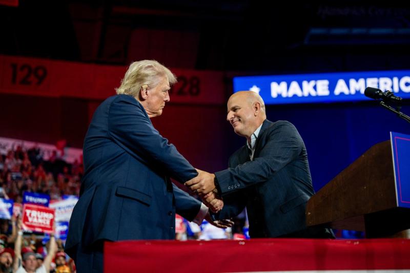 El embajador Brandon Judd junto a Donald Trump - AFP