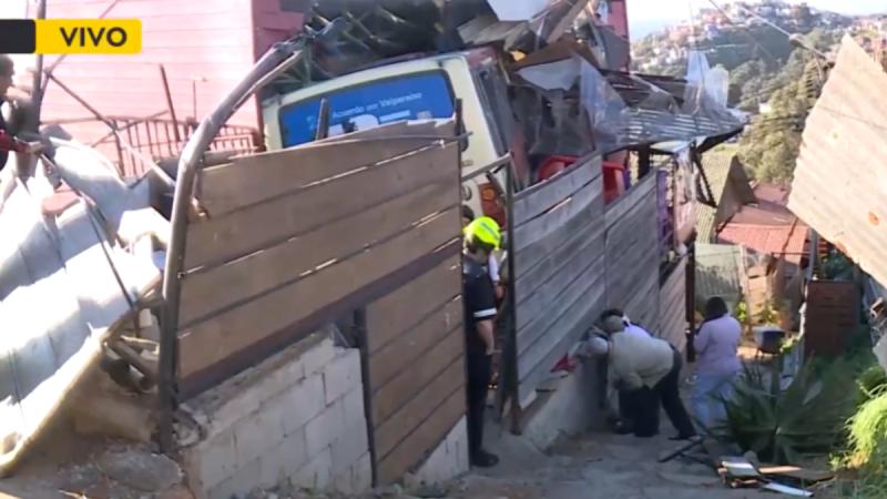 Micro se desbarrancó en Valparaíso - T13