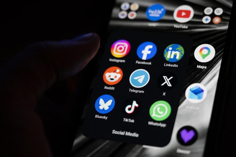 Ordenan eliminar publicaciones en redes sociales de "funa" - referencial AFP