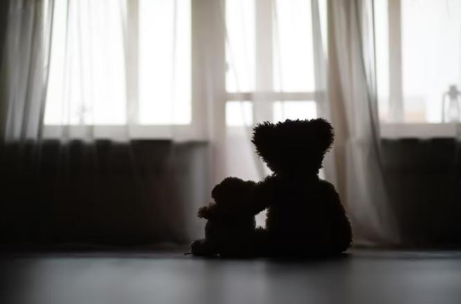 La otra cara de los femicidios: 428 niños. niñas y adolescentes fueron víctimas indirectas durante 2025- Freepik