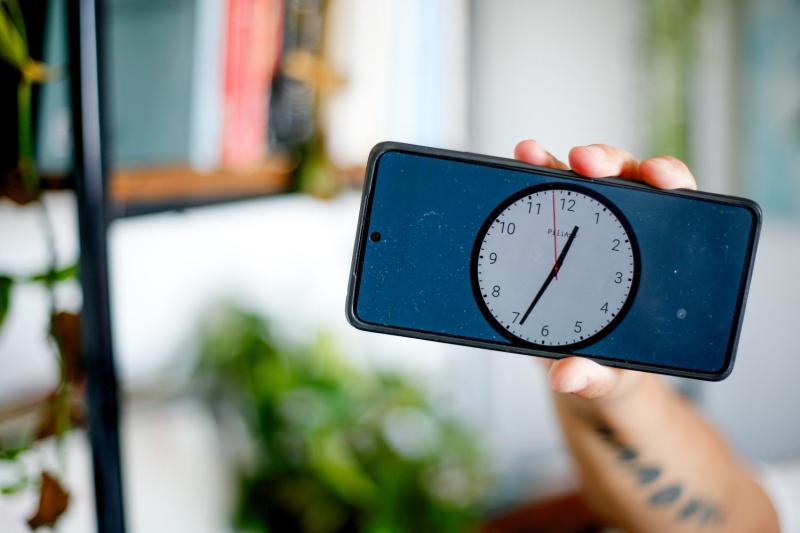 Cambio de hora: neurólogo entrega consejos para adaptarse al horario de verano