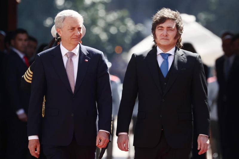 Presidente Kast evita referirse a dichos de Milei - Aton