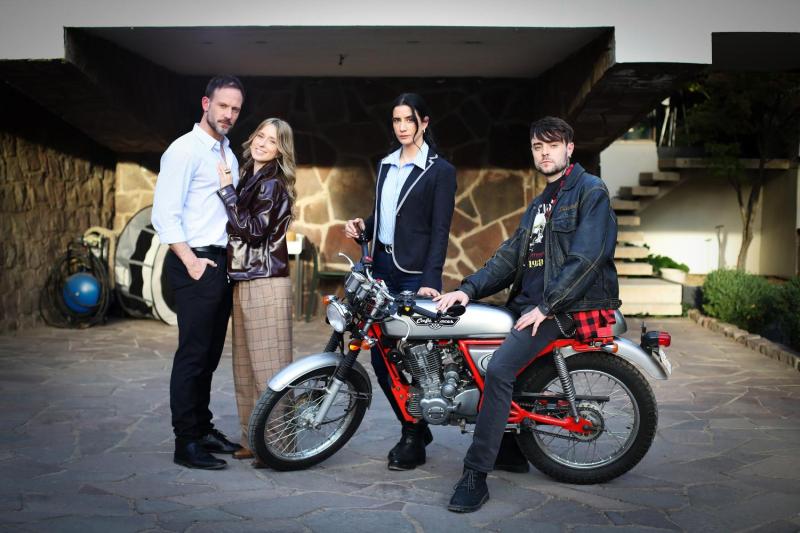 Canal 13 - Camila Outon en la teleserie vertical 'Madre de familia'
