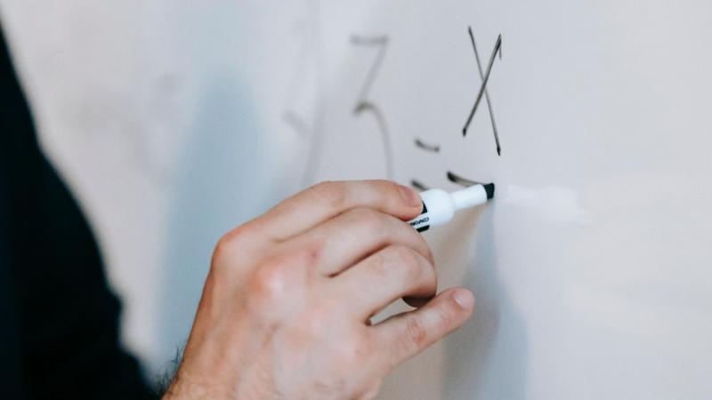 Pexels - Acertijo matemático (referencial)