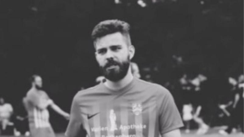 X (@Der Weststrolchkönig) - Impactante giro en caso de muerte de futbolista en Alemania: compañero de equipo lo habría envenenado “por venganza”