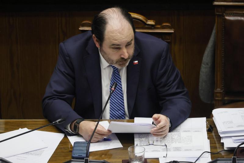 Aton - “Qué desastre, hueón”: el exabrupto del ministro Rau tras avance de Sala Cuna en el Senado