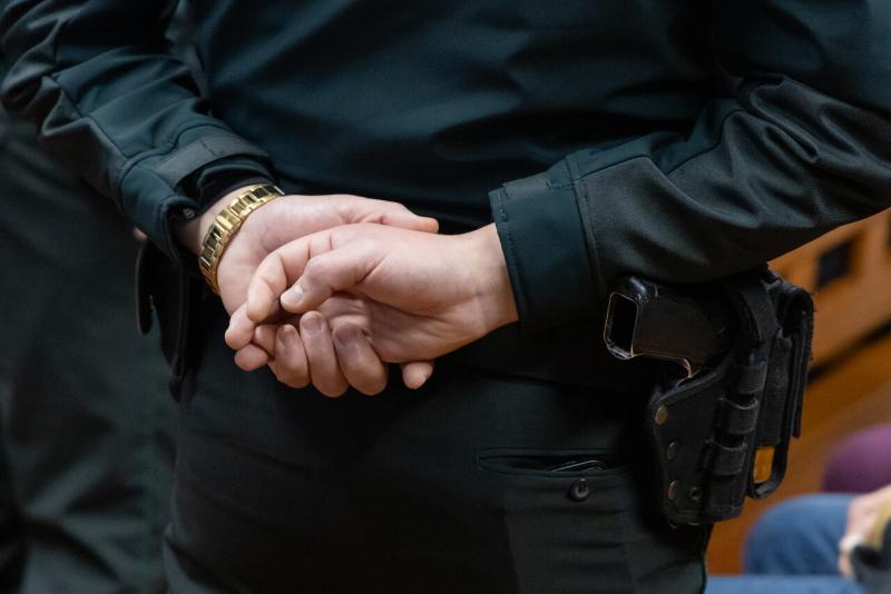 Agencia UNO - Intentó lanzarla desde un balcón: Abogado del Ministerio de Seguridad es formalizado por femicidio frustrado
