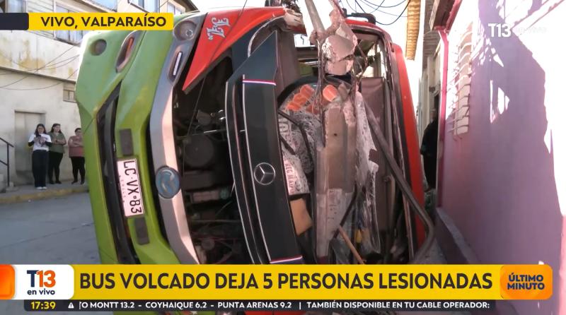 Captura - Bus volcado en Valparaíso