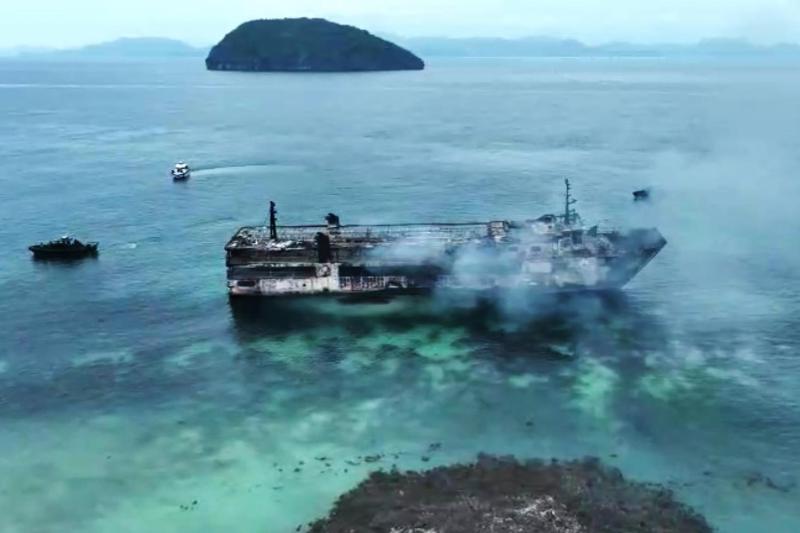 AFP - Cinco muertos y más de 80 desaparecidos por incendio de un ferri en Filipinas
