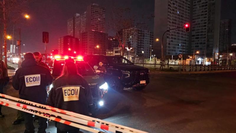 Le dispararon al menos 10 veces: Hombre muere tras ser atacado en plena vía pública en Estación Central