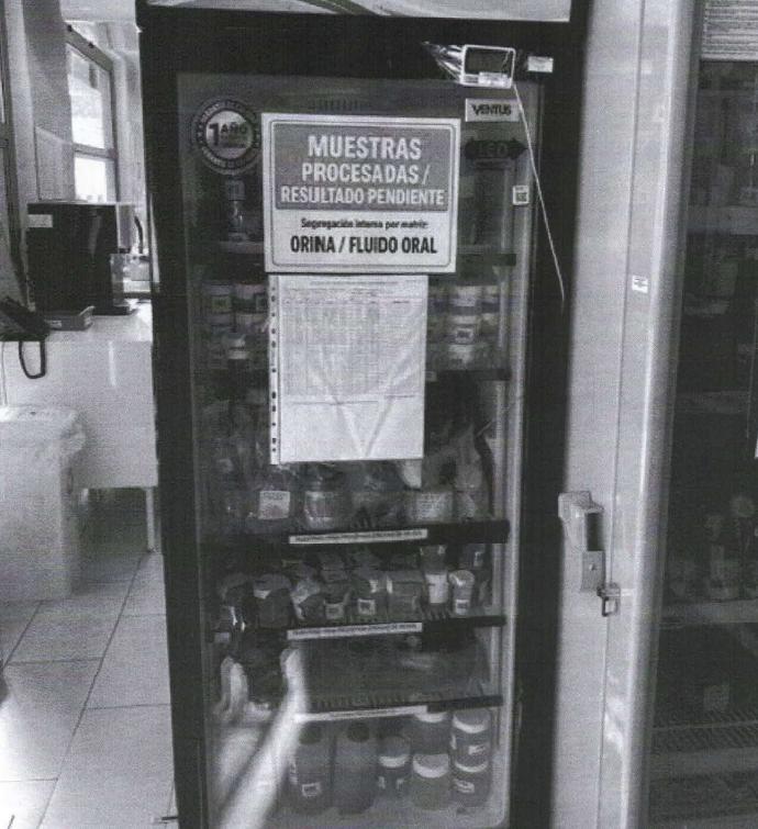 Este rótulo en la ventana del refrigerador fue instalado por el laboratorio posterior a la fiscalización de la Seremi de Salud Metropolitana en sus instalaciones de Huechuraba.