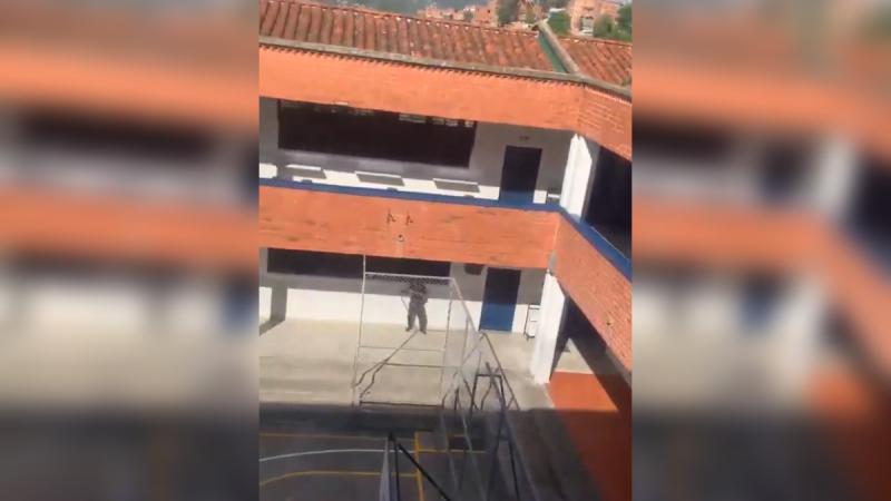 Redes sociales - Joven de 17 años ingresó armado a colegio en Medellín