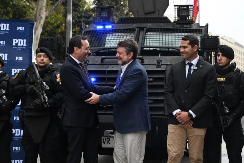 Gobierno de Santiago - Claudio Orrego y director general de la PDI, Eduardo Cerna