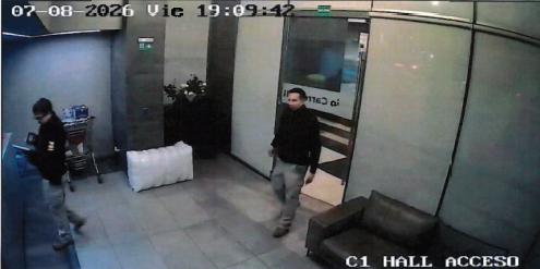 Los funcionarios de la PDI fueron captados ingresando al edificio de la víctima para concretar la extorsión en agosto pasado.