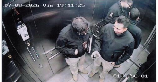 Sin darse cuenta, los detectives de la Bicrim La Pintana fueron grabados por la cámara de seguridad del edificio donde vivía el ciudadano chino en Santiago Centro.