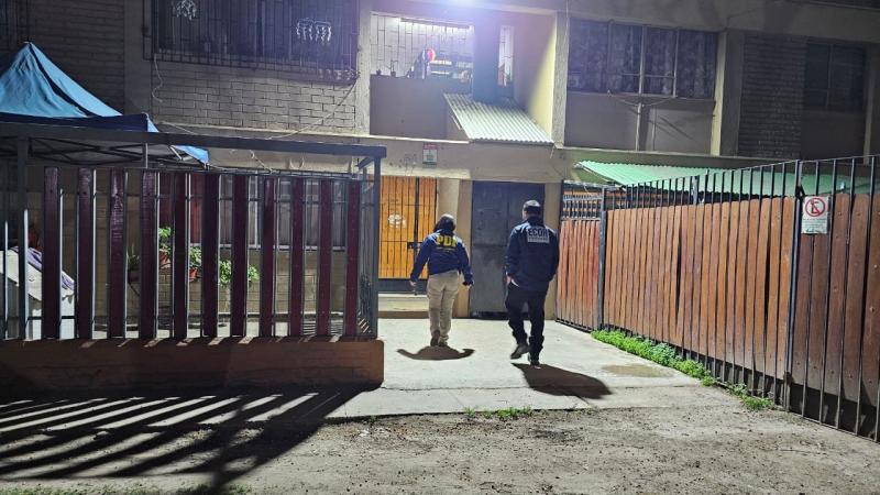 Bajó a abrirle a tres sujetos y minutos después lo asesinaron: investigan homicidio en block de Pudahuel