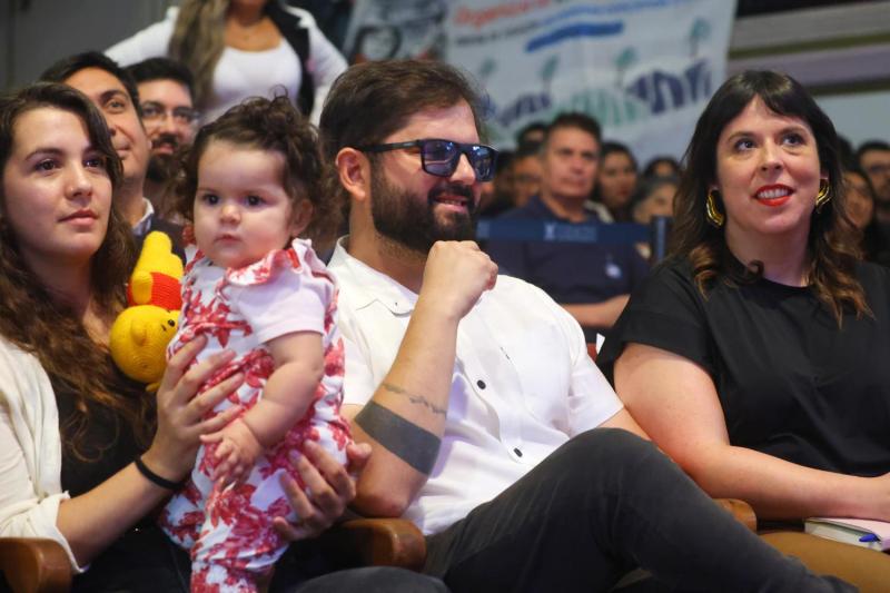 Aton - Instagram - Expresidente Gabriel Boric, Paula Carrasco y Violeta