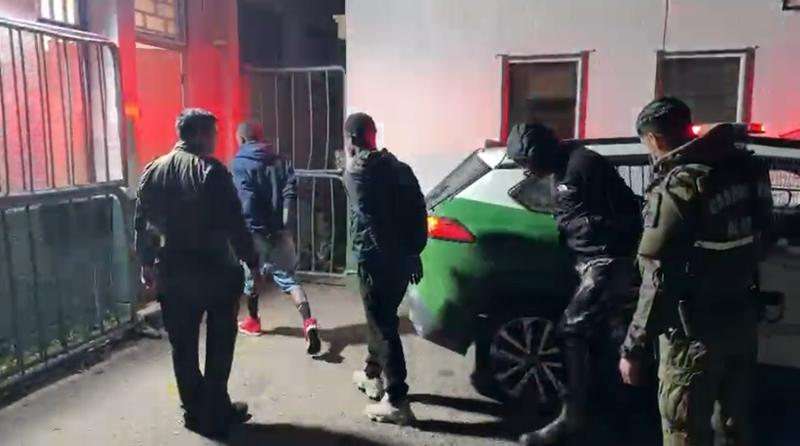 Asaltaron y golpearon a una mujer: persecución termina con tres detenidos y arma robada incautada en Santiago