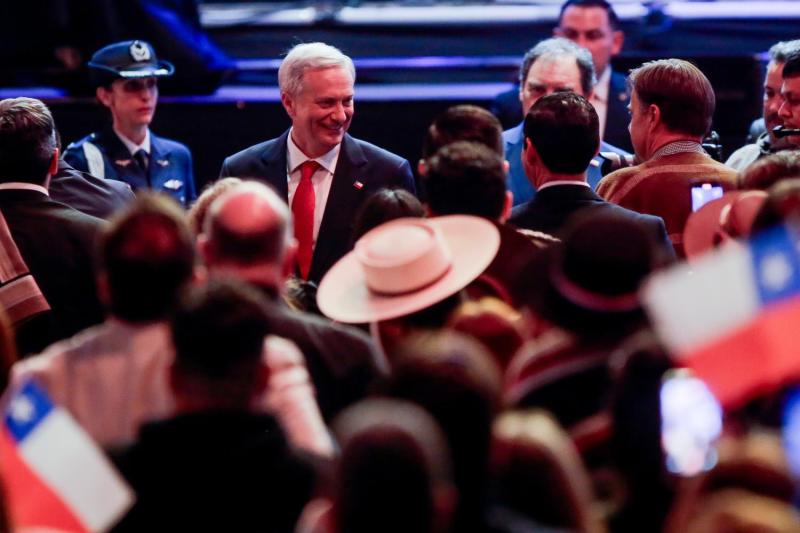 Agencia Uno - "Nos dijeron que otra cosa era con guitarra y pucha que tenían razón": la paya del Presidente Kast en el Parque O'Higgins