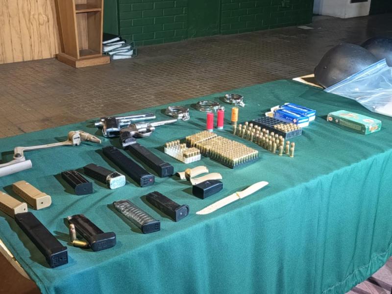 Carabineros descubre armas, 5 kilos de droga y ropa policial falsa en Cerro Navia