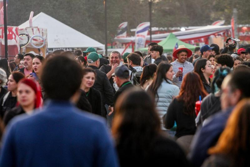 La fiesta ya comenzó: así fue la primera jornada de la Gran Fonda de Chile en el Parque O'Higgins - Agencia Uno