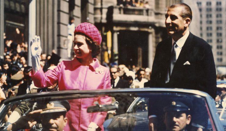 Reina Isabel II a bordo del Ford Galaxie