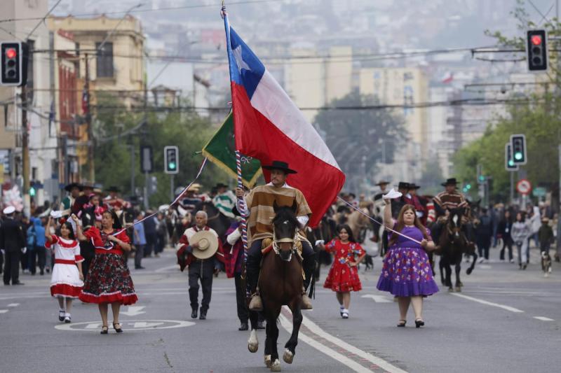 Aton - Desfile por Fiestas Patrias en Valparaíso, 2026