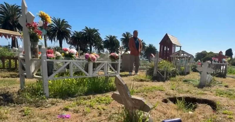 Lo declararon muerto por error y hasta tiene una lápida: lleva casi cinco años intentando “volver a la vida”
