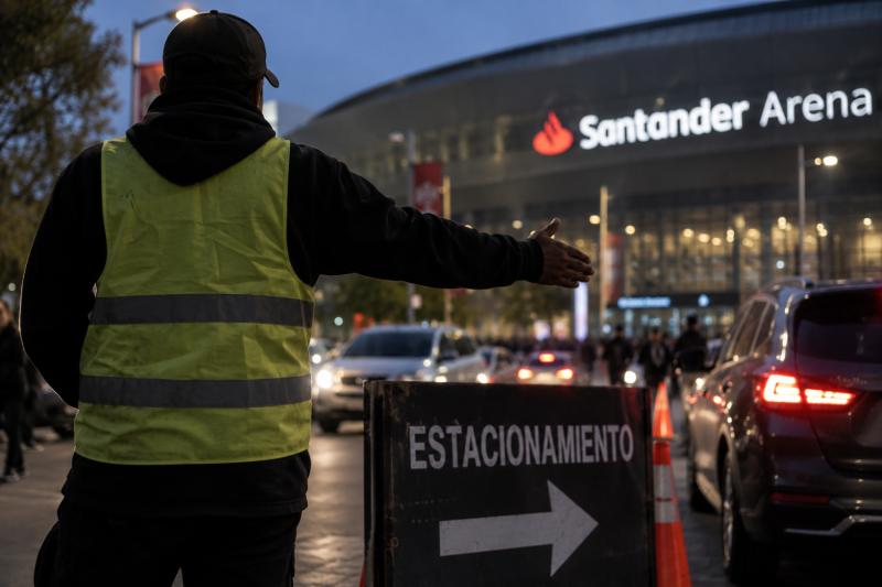 IA - Credenciales falsas y cobros de hasta $20 mil: así operan las “mafias” de estacionadores en los alrededores del Santander Arena