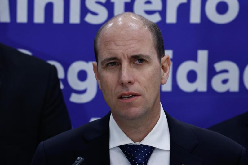 Ministro Arrau hace un llamado a "recapacitar" y cuestiona a la oposición - Aton
