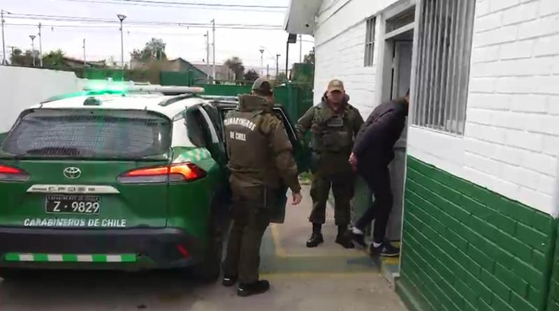 Persecución por distintas comunas termina con tres detenidos: delincuentes se movilizaban en dos vehículos robados