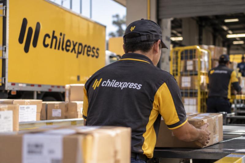 Imagen con IA - Hasta $150 mil diarios: Chilexpress abre 1.000 vacantes de trabajo y estos son los requisitos para postular