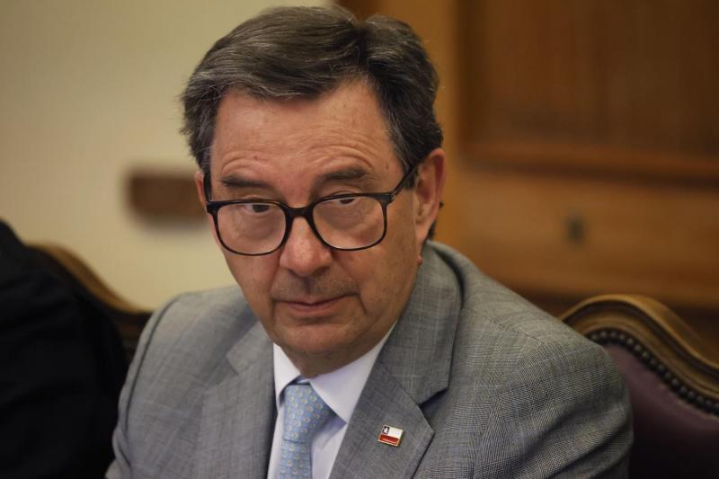 Ministro Barros responde a Boric y Bachelet - Aton