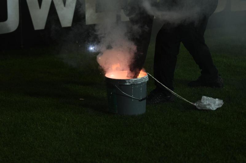 El arma que detuvo el partido de la U y Everton - Agencia UNO