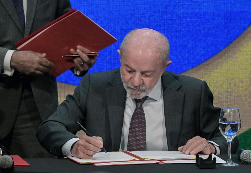 Lula prohíbe apuestas deportivas en línea en Brasil a días de ir a elecciones - AFP