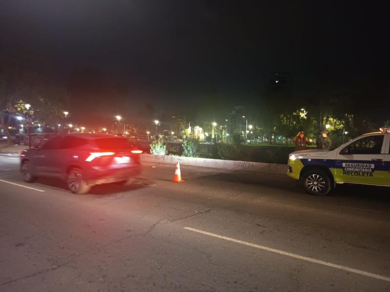 Hombre muere baleado tras presunto robo de vehículo en Recoleta