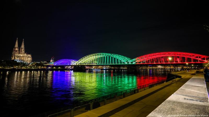 Un puente en Colonia iluminado anoche con los colores olímpicos | Imagen: Christoph Reichwein/dpa/picture alliance