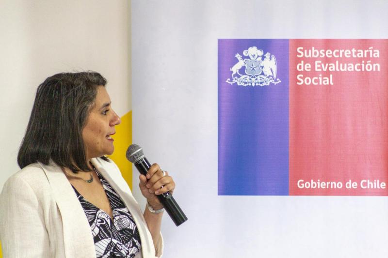 Exsubsecretaria de Evaluación Social defiende que "uno se endeuda para poder invertir" - Agencia Uno