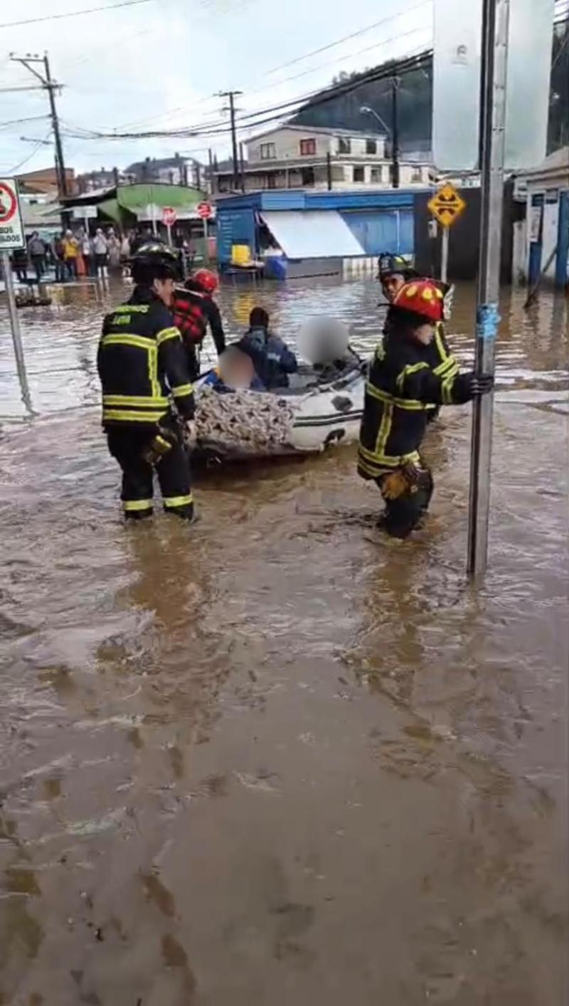 T13 - Niños rescatados en bote zodiac