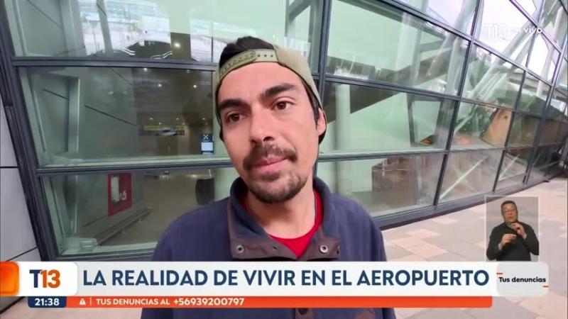 "Llegamos por temas de adicción o algún problema de la infancia": El testimonio de un hombre que vive en el aeropuerto de Santiago