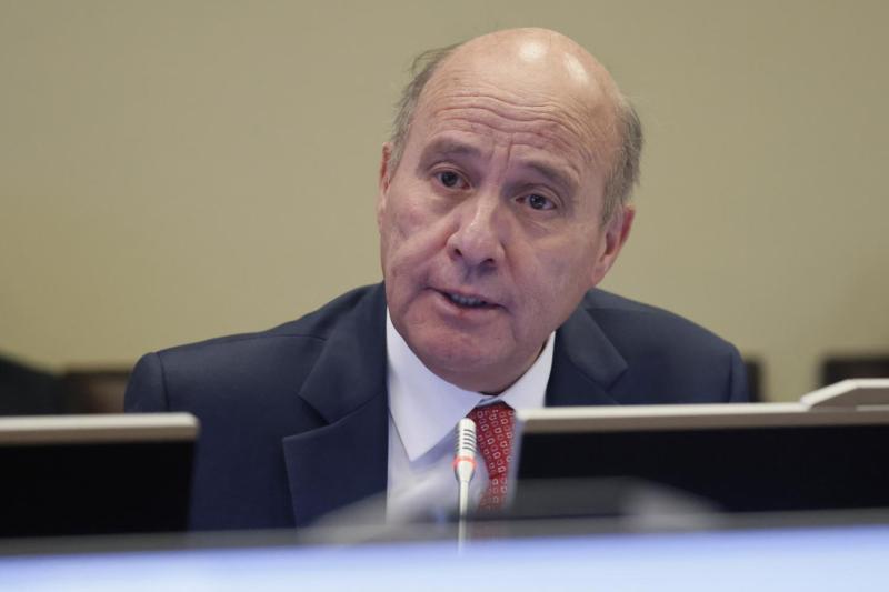 Ministro Quiroz aborda eventuales despidos de profesores - Aton