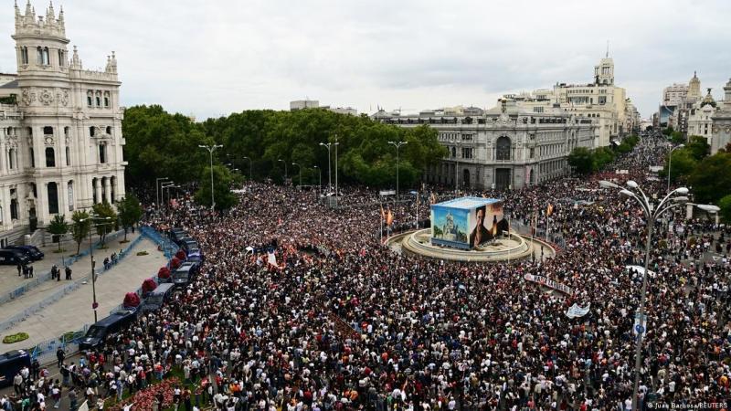 Unas 70.000 personas marcharon en Madrid por la vivienda, según el gobierno; 500.000 según los organizadores.. Foto: Juan Barbosa/REUTERS via DW.