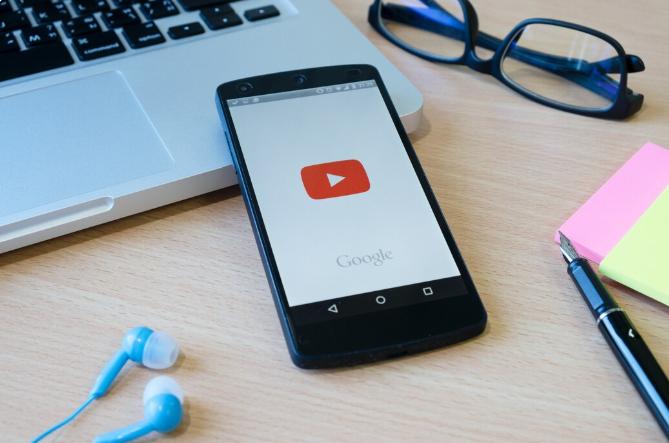 YouTube endurece su filtro para los Shorts: ¿Qué contenido podría perder visibilidad? - Freepik