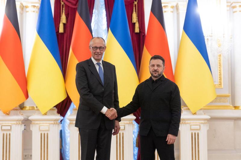 AFP - Presidente ucraniano Volodimir Zelenski y canciller alemán Friedrich Merz