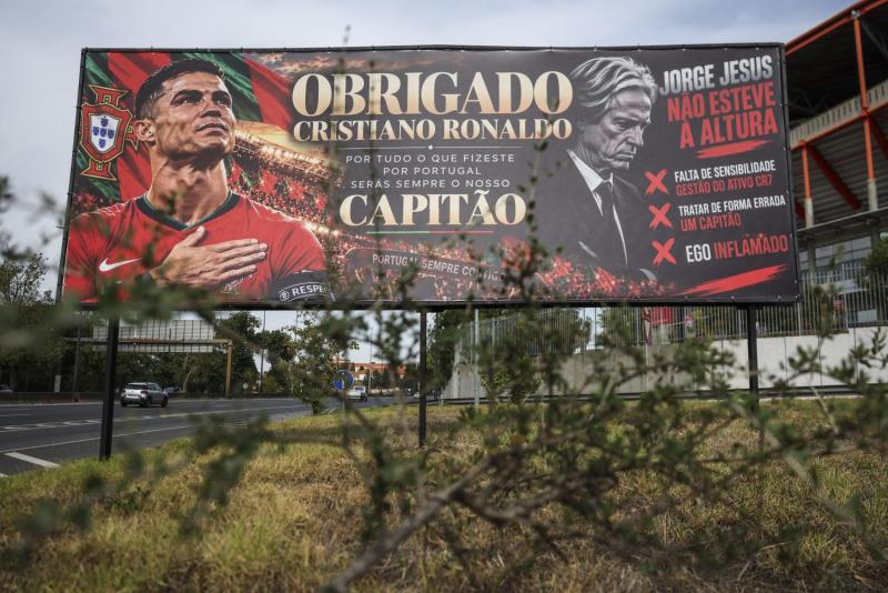 Hinchas se manifiestan por polémica de CR7 - AFP