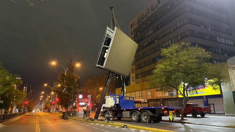 Más de 25 letreros de publicidad ha retirado la municipalidad de Ñuñoa al considerarlos "ilegales".